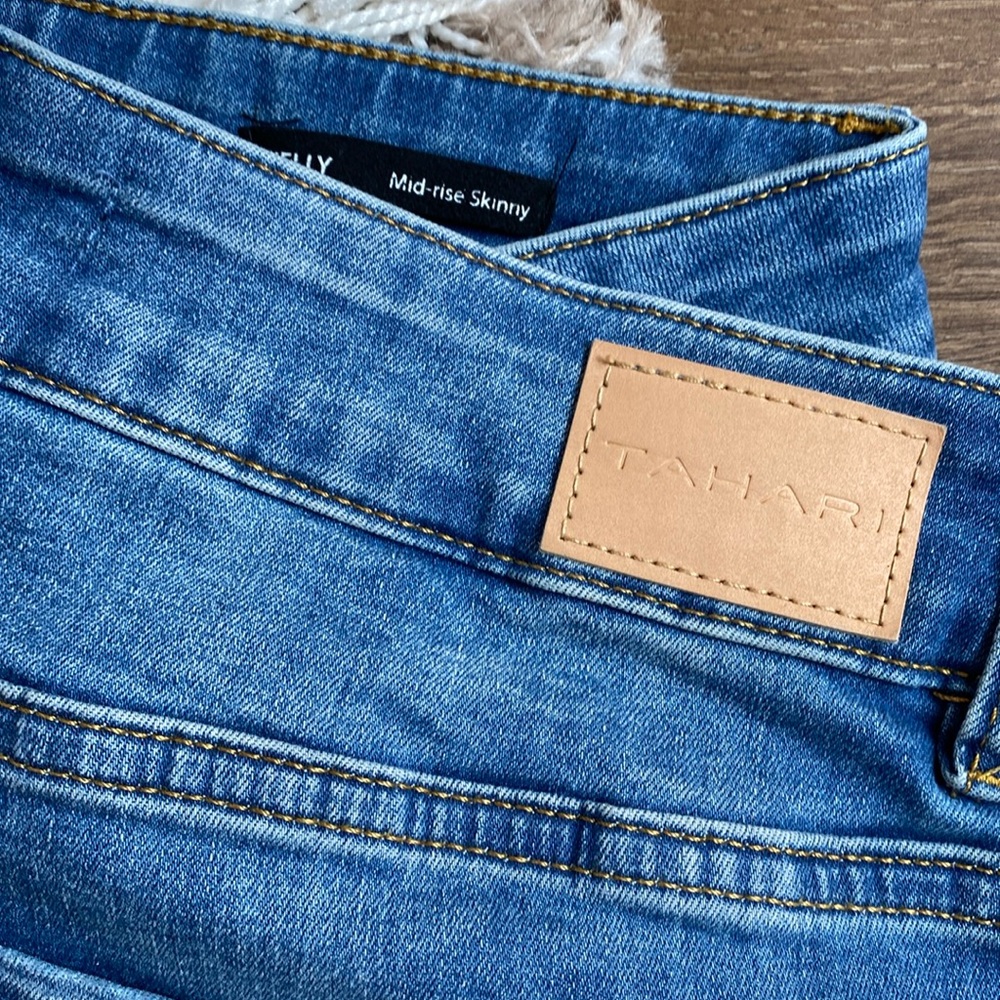 ✨TAHARI Distressed Jeans - Size 10 - Picture 4 of 7